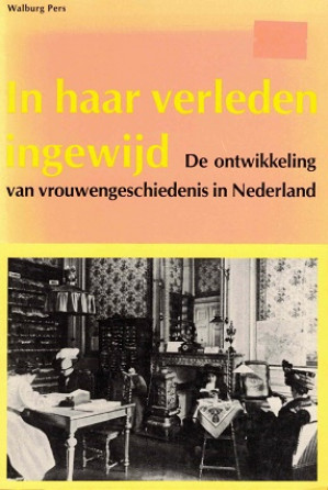 In haar verleden ingewijd. De ontwikkeling van de vrouwen beweging in Nederland.